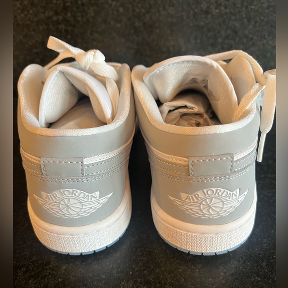 NIB Women’s Air Jordan 1 Low White/Wolf Grey-Aluminum DC0774-105 - Picture 5 of 10